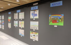 ４階「こどもスケッチ大会」作品展示について